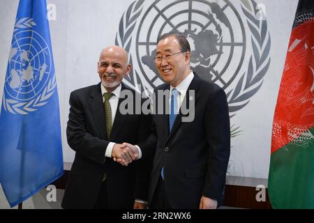 (150326) -- NEW YORK, 26 mars 2015 -- le président afghan Ashraf Ghani (à gauche) pose pour des photos avec le secrétaire général des Nations unies Ban Ki-moon lors de leur réunion au siège des Nations unies à New York, le 26 mars 2015.) Un-NEW YORK-AFGHANISTAN-PRESIDENT NiuxXiaolei PUBLICATIONxNOTxINxCHN New York Mars 26 2015 le Président afghan Ashraf Ghani l pose pour des photos avec le Secrétaire général de l'ONU Ban KI Moon lors de leur rencontre au siège de l'ONU à New York LE 26 2015 mars le Président de l'ONU New York Afghanistan PUBLICATIONxNOTxINxCHN Banque D'Images