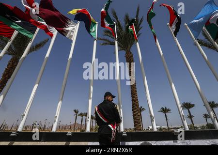 Un policier égyptien monte la garde devant les drapeaux nationaux des pays membres de la Ligue arabe devant le principal centre de conférence à Sharm El-Sheikh, en Égypte, le 27 mars 2015. Le sommet de la Ligue arabe se tiendra à Charm el-Cheikh du 28 au 29 mars. )(zhf) EGYPTE-SHARM EL SHEIKH-LIGUE ARABE-SOMMET CuixXinyu PUBLICATIONxNOTxINxCHN à la police égyptienne debout devant les drapeaux nationaux des pays membres de la Ligue arabe à l'extérieur du Centre principal de conférences à Sharm El Sheikh Egypte Mars 27 2015 le Sommet de la Ligue arabe sera héros à Sharm El Sheikh du 28 au 29 Égypte Sharm El Sheikh Ara Banque D'Images