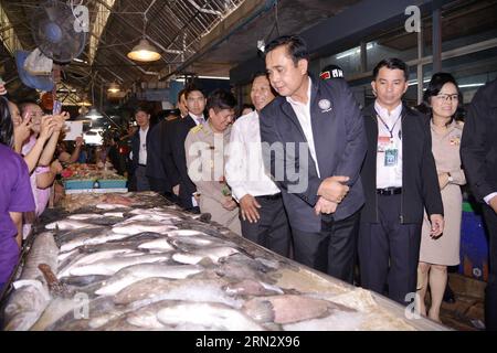 (150327) -- PRACHUAP KHIRI KHAN, le 27 mars 2015 -- le Premier ministre thaïlandais Prayut Chan-o-cha (3e, R) visite le marché de Chatrachai dans le district de Hua Hin, province de Prachuap Khiri Khan, Thaïlande, le 27 mars 2015. )(zhf) THAILAND-PRACHUAP KHIRI KHAN-PM-VISIT ThaixGovernmentxHouse PUBLICATIONxNOTxINxCHN Prachuap Khiri Khan Mars 27 2015 les premiers ministres thaïlandais Chan O Cha 3rd r visitent le marché dans le district de Hua Out province de Prachuap Khiri Khan pays thaïlandais Mars 27 2015 pays thaïlandais Prachuap Khiri Khan visite PUBLICxIONTxIONTxIONTxIONT Banque D'Images