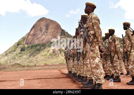 Les gardes forestiers du Kenya Wildlife Service assistent à leur cérémonie de remise des diplômes à la Kenya Wildlife Service Law Enforcement Academy dans le parc national de Tsavo West le 27 mars 2015. 42 gardes forestiers du Kenya Wildlife Service qui suivent un cours de formation avancée en premiers secours, ce qui est la première fois en Afrique de l’est, ont obtenu leur diplôme vendredi à la Kenya Wildlife Service Law Enforcement Academy dans le parc national de Tsavo West. La formation soutenue par le gouvernement canadien a permis aux agents de première ligne du KWS d'acquérir les compétences nécessaires et d'intervenir directement en cas de traumatisme lors d'urgences, comme les blessures causées par des blessures par balle Banque D'Images