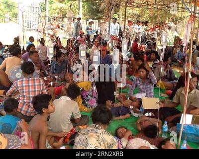 (150328) -- PHNOM PENH, 28 mars 2015 -- des enfants malades reçoivent des injections intraveineuses dans un centre de santé de la province de Siem Reap, Cambodge, le 28 mars 2015. Environ 570 Cambodgiens, pour la plupart des enfants, dans la province de Siem Reap, au nord-ouest du Cambodge, sont tombés malades après avoir mangé du pain rempli de viande et de légumes samedi après-midi, a confirmé un chef de la santé provinciale. CAMBODGE-SIEM REAP-MALADIE Sovannara PUBLICATIONxNOTxINxCHN Phnom Penh Mars 28 2015 des enfants malades reçoivent des injections intraveineuses DANS un centre de santé de la province de Siem Reap Cambodge Mars 28 2015 environ 570 Cambodi Banque D'Images