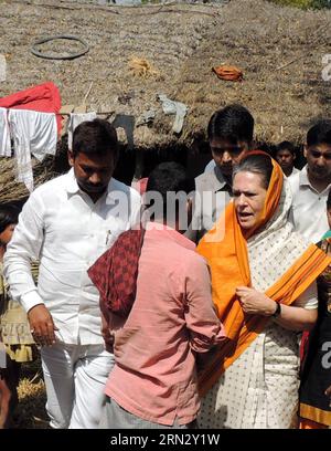 La présidente du parti du Congrès indien, Sonia Gandhi (à droite, avant), s'entretient avec une agricultrice touchée lors de sa visite à Amethi, dans le nord de l'État indien de l'Uttar Pradesh, le 28 mars 2015. De nombreux agriculteurs ont perdu de l'argent à cause de pluies non saisonnières et de tempêtes de grêle qui ont gravement endommagé leurs cultures dans les districts de Rae Bareli et Amethi. ) INDIA-AMETHI-SONIA GANDHI-FARMERS-VISIT Stringer PUBLICATIONxNOTxINxCHN India S Congress Party Présidente Sonia Gandhi r Front parle à l'agriculteur affecté lors de sa visite dans l'État indien du Nord de l'Uttar Pradesh Mars 28 2015 DE NOMBREUX agriculteurs ont perdu de l'argent à cause de la pluie et DE la tempête DE grêle whic Banque D'Images