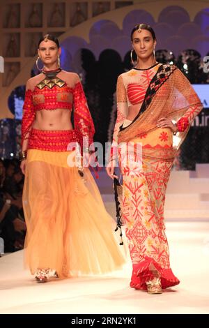 Les mannequins exposent des créations lors de la grande finale de la Fashion week d'Amazon India à New Delhi, en Inde, le 29 mars 2015. ) (Lyi) INDIA-NEW DELHI-FASHION WEEK ParthaxSarkar PUBLICATIONxNOTxINxCHN modèles Afficher des créations lors de la Grande finale de la Fashion week Amazon India à New Delhi Inde Mars 29 2015 lyi India New Delhi Fashion week ParthaxSarkar PUBLICATIONxNOTxINxCHN Banque D'Images