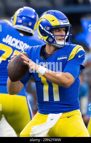 Le quarterback des Rams de Los Angeles Brett Rypien (11 ans) passe le ballon lors d'un match de pré-saison de la NFL contre les Chargers de Los Angeles. Les Chargers ont battu les Rams 34-17 le samedi 12 août 2023 à Inglewood, Calif (Ed Ruvalcaba/image of Sport) Banque D'Images