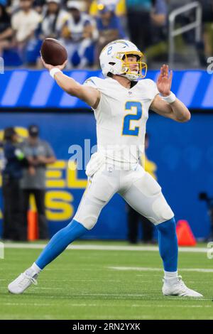 Le quarterback des Los Angeles Chargers Easton Stick (2) passe le ballon contre les Los Angeles Rams dans un match de pré-saison de la NFL. Les Chargers ont battu Rams 34-17 le samedi 12 août 2023 à Inglewood, Calif (Ed Ruvalcaba/image of Sport) Banque D'Images