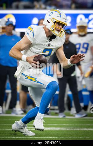 Le quarterback des Los Angeles Chargers Easton Stick (2) dirige le ballon contre les Los Angeles Rams dans un match de pré-saison de la NFL. Les Chargers ont battu Rams 34-17 le samedi 12 août 2023 à Inglewood, Calif (Ed Ruvalcaba/image of Sport) Banque D'Images