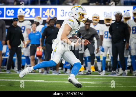 Le quarterback des Los Angeles Chargers Easton Stick (2) dirige le ballon contre les Los Angeles Rams dans un match de pré-saison de la NFL. Les Chargers ont battu Rams 34-17 le samedi 12 août 2023 à Inglewood, Calif (Ed Ruvalcaba/image of Sport) Banque D'Images