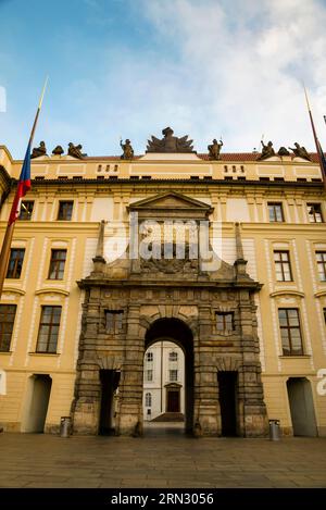 Porte monumentale Matthias entre la première et la deuxième cour du château de Prague en République tchèque.. Banque D'Images