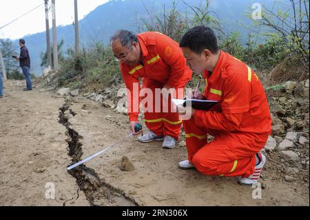 Des chercheurs en sismologie vérifient les dommages causés à une route au village de Liuji dans le comté de Jianhe, dans la province du Guizhou, au sud-ouest de la Chine, le 31 mars 2015. Les habitants de la région ont commencé la reconstruction post-catastrophe le deuxième jour après un tremblement de terre de magnitude 5,5 qui a frappé le comté de Jianhe lundi. (mt) CHINA-GUIZHOU-JIANHE-QUAKE (CN) OuxDongqu PUBLICATIONxNOTxINxCHN des chercheurs en sismologie vérifient les dégâts d'une route AU village de Liuji dans le comté de Jianhe Sud-Ouest de la Chine S Guizhou Mars 31 2015 des célébrités de la région ont commencé la reconstruction post-catastrophe le deuxième jour après une Terre de magnitude 5 5 Banque D'Images