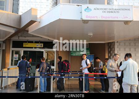 Les évacués chinois attendent de s’enregistrer dans un aéroport de Djibouti, le 31 mars 2015. Au total, 59 Chinois évacués du Yémen déchiré par le conflit ont quitté Djibouti mardi pour retourner en Chine. ) DJIBOUTI-YEMEN-CHINE-ÉVACUÉS PanxSiwei PUBLICATIONxNOTxINxCHN les évacués chinois attendent de s'enregistrer À l'aéroport de Djibouti Mars 31 2015 un total de 59 évacués chinois du CONFLIT Yémen ont quitté Djibouti mardi pour retourner en Chine Djibouti Yémen évacués en Chine PUBLICATIONxNOTxINxCHN Banque D'Images