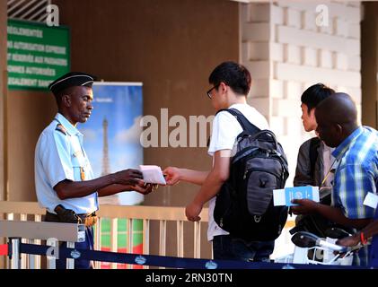 Un membre du personnel de l’aéroport vérifie le passeport d’une personne chinoise évacuée à Djibouti, le 31 mars 2015. Au total, 59 Chinois évacués du Yémen déchiré par le conflit ont quitté Djibouti mardi pour retourner en Chine. ) DJIBOUTI-YEMEN-CHINE-ÉVACUÉS PanxSiwei PUBLICATIONxNOTxINxCHN au membre du personnel de l'aéroport vérifie le passeport d'un évacué chinois à Djibouti Mars 31 2015 un total de 59 évacués chinois du CONFLIT Yémen ont quitté Djibouti mardi pour retourner en Chine Djibouti Yémen évacués PUBLICATIONxNOTxINxCHN Banque D'Images