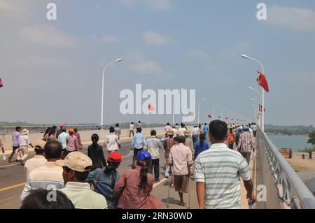 (150401) -- STUNG TRENG, 1 avril 2015 -- les gens marchent sur le pont du Mékong dans la province de Stung Treng, Cambodge, 1 avril 2015. Le Cambodge a inauguré mercredi un pont de 1,73 km sur le Mékong, ainsi qu'une route de 143 km, dans le but de stimuler le développement économique et de réduire la pauvreté dans cette région extrême nord-est. CAMBODGE-STUNG TRENG-BRIDGE-ROAD-INAUGURATION LixHong PUBLICATIONxNOTxINxCHN Stung Treng avril 1 2015 célébrités marchent SUR le pont du fleuve Mékong dans la province de Stung Treng Cambodge avril 1 2015 Cambodge a inauguré un pont du fleuve Mékong de 1 avec une route ici mercredi dans A. Banque D'Images