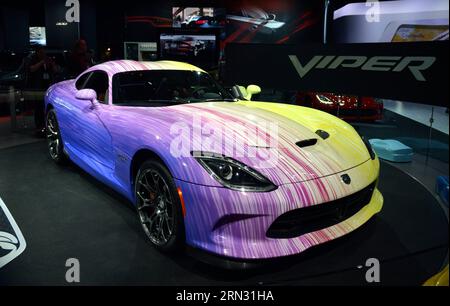 Une Dodge Viper SRT 2015 est présentée au salon international de l'auto de New York à New York, aux États-Unis, le 2 avril 2015. Une nouvelle génération de supercars qui auraient porté la vitesse, la puissance et la technologie automobile à de nouveaux niveaux sera présentée au New York International automobile Show NYIAS 2015, qui se tiendra du 3-12 au 16 avril au Jacob K. Javits Convention Center à Manhattan, New York. ETATS-UNIS-NEW YORK-SALON INTERNATIONAL DE L'AUTO-VOITURES WANGXLEI PUBLICATIONXNOTXINXCHN Banque D'Images