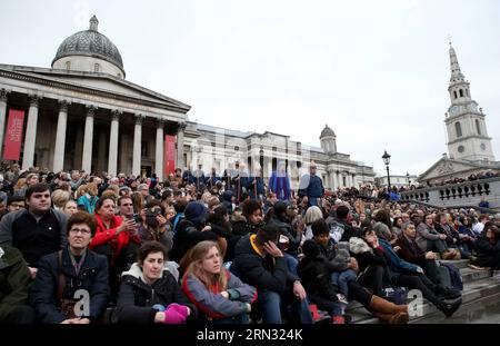 (150403) -- LONDRES, le 3 AVRIL 2015 -- des acteurs interprètent la passion de Jésus à l'occasion du Vendredi Saint à Trafalgar Square à Londres, en Grande-Bretagne, le 3 avril 2015. Le Vendredi Saint est une fête chrétienne avant le dimanche de Pâques, qui commémore la crucifixion de Jésus-Christ sur la croix. La production théâtrale de Wintershall de la passion de Jésus comprend un casting de 100 acteurs, des chevaux, un âne et des costumes authentiques de soldats romains de la 12e Légion de l'Armée romaine. GRANDE-BRETAGNE-LONDRES-PÂQUES-VENDREDI SAINT-LA PASSION DE JÉSUS-PERFORMANCE HanxYan PUBLICATIONxNOTxINxCHN Londres avril 3 2015 les acteurs se produisent Banque D'Images