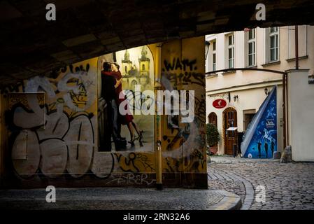 Le Street art du Kiss par le pont Charles à Prague, République tchèque. Banque D'Images