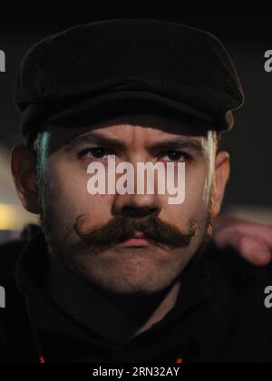 (150404) -- MOSCOU, 4 avril 2015 -- Un homme pose pour la photo lors du 3e Concours de barbe de Russie à Moscou, le 4 avril 2015. Cet événement annuel a lieu pour marquer le jour de la barbe en Russie qui tombe le 6 avril. Ce jour-là, en 1698, le tsar Pierre le Grand tenta d'introduire la loi et l'ordre européens dans l'Empire russe en signant un décret dans lequel il ordonna que la barbe soit rasée et que des frais soient prélevés à tous ceux qui refusaient. Ekaterina II (régné de 1762 à 1796) a annulé la taxe 74 ans plus tard, le 6 avril 1772. Ce jour est considéré comme le jour de la barbe en Russie. )(DH) COMPÉTITION RUSSIE-MOSCOU-BARBE Banque D'Images