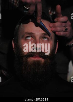 (150404) -- MOSCOU, 4 avril 2015 -- Un homme pose pour la photo lors du 3e Concours de barbe de Russie à Moscou, le 4 avril 2015. Cet événement annuel a lieu pour marquer le jour de la barbe en Russie qui tombe le 6 avril. Ce jour-là, en 1698, le tsar Pierre le Grand tenta d'introduire la loi et l'ordre européens dans l'Empire russe en signant un décret dans lequel il ordonna que la barbe soit rasée et que des frais soient prélevés à tous ceux qui refusaient. Ekaterina II (régné de 1762 à 1796) a annulé la taxe 74 ans plus tard, le 6 avril 1772. Ce jour est considéré comme le jour de la barbe en Russie. )(DH) COMPÉTITION RUSSIE-MOSCOU-BARBE Banque D'Images