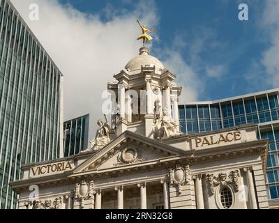 Le Victoria Palace, Victoria Street, Londres - Angleterre. Le Victoria Palace Theatre est un théâtre du West End en face de la gare Victoria dans la ville de Wes Banque D'Images