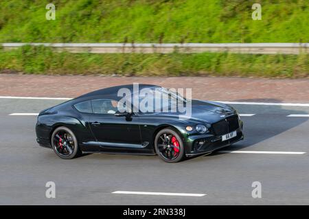 2020 Green Bentley Continental Gt V8 Auto V8 Auto Start/Stop car coupe essence 3996 cc ; se déplaçant à grande vitesse sur l'autoroute M6 dans le Grand Manchester, Royaume-Uni Banque D'Images