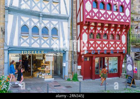 France, Côtes-d'Armor, Guingamp, place du Centre au coeur de la ville, maisons à colombages des 15e et 16e siècles Banque D'Images