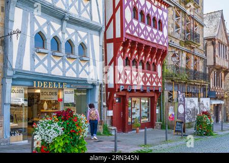France, Côtes-d'Armor, Guingamp, place du Centre au coeur de la ville, maisons à colombages des 15e et 16e siècles Banque D'Images