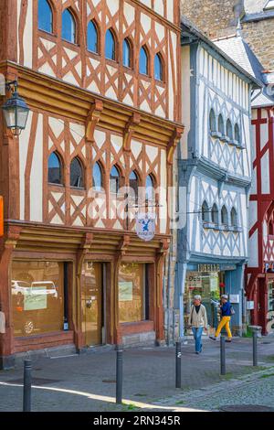 France, Côtes-d'Armor, Guingamp, place du Centre au coeur de la ville, maisons à colombages des 15e et 16e siècles Banque D'Images