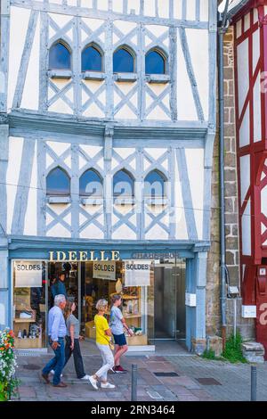 France, Côtes-d'Armor, Guingamp, place du Centre au coeur de la ville, maisons à colombages des 15e et 16e siècles Banque D'Images