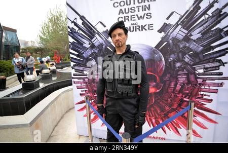 (150406) -- HANDAN, 6 avril 2015 -- -- les visiteurs passent devant une figure de cire de l'acteur américain Sylvester Stallone à Handan, dans la province du Hebei du nord de la Chine, le 6 avril 2015. Un spectacle de figurines de cire a lieu ici pendant les vacances de trois jours du Festival de Qingming. )(wjq) CHINA-HEBEI-HANDAN-WAX FIGURE SHOW (CN) HaoxQunying PUBLICATIONxNOTxINxCHN Handan avril 6 2015 Visitors Passport by a WAX Figure of U S acteur Sylvester Stallone in Handan North China S Hebei province avril 6 2015 a WAX Figure Show IS Hero ici pendant les trois jours Qing Festival Holiday China Hebei Handan WAX Figurine Show CN PUBLICATIONxNOTxINxCH Banque D'Images