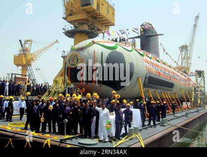 (150406) -- MUMBAI, le 6 avril 2015 -- des employés se tiennent près du premier sous-marin d attaque Scorpene construit localement dans la Marine indienne au quai Mazagon à Mumbai, en Inde, le 6 avril 2015. Le ministre indien de la Défense Manohar Parrikar et le ministre en chef de l'État du Maharashtra, Devendra Fadnavis, ont débarqué le sous-marin lundi. (lrz) INDE-MUMBAI-SOUS-MARIN Stringer PUBLICATIONxNOTxINxCHN Mumbai avril 6 2015 des employés se tiennent près de la marine indienne S Premier sous-marin d'attaque Scorper construit localement AU quai Mazagon à Mumbai Inde avril 6 2015 Ministres indiens de la Défense Manohar et Maharashtra chefs d'État Devendra Mond Banque D'Images