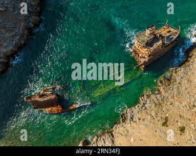 Grèce, mer d'Egean, archipel des Cyclades orientales, île d'Amorgos, Kalotaritissa, Navagio creek, naufrage du navire chypriot Olympia (vue aérienne) Banque D'Images