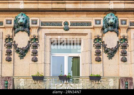 France, Finistère, Quimperle, façade de l'Hôtel le Vintage, ancienne banque de 1907 Banque D'Images