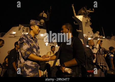 (150407) -- DJIBOUTI, le 7 avril 2015 -- Un ressortissant sri-lankais serre la main d'un officier de la frégate chinoise Linyi à Djibouti, le 7 avril 2015. Au total, 38 ressortissants chinois et 45 Sri Lankais évacués par la frégate chinoise du Yémen sont arrivés à Djibouti mardi. DJIBOUTI-YÉMEN-NAVIRE DE GUERRE CHINOIS LINYI -ÉVACUATION PanxSiwei PUBLICATIONxNOTxINxCHN Djibouti avril 7 2015 un ressortissant sri-lankais serre la main à l'officier de la frégate chinoise de missiles Linyi à Djibouti LE 7 2015 avril, un total de 38 ressortissants chinois et 45 Sri évacués par la frégate chinoise du Yémen Banque D'Images