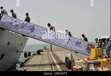 (150407) -- DJIBOUTI, 7 avril 2015 -- des gens montent à bord de la frégate chinoise Linyi dans le port occidental du Yémen d al-Hodayda, le 7 avril 2015. Au total, 38 ressortissants chinois et 45 Sri Lankais évacués par la frégate chinoise du Yémen sont arrivés à Djibouti mardi. YÉMEN-NAVIRE DE GUERRE CHINOIS LINYI -ÉVACUATION HanixAli PUBLICATIONxNOTxINxCHN Djibouti avril 7 2015 célébrités embarquent à bord de la frégate de missiles Linyi chinoise au Yémen S Port occidental d'al LE 7 2015 avril, un total de 38 ressortissants chinois et 45 Sri évacués par la frégate chinoise du Yémen sont arrivés à Djibouti tôt mardi Yémen CH Banque D'Images