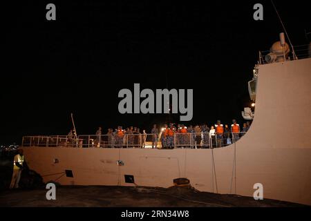 (150407) -- DJIBOUTI, le 7 avril 2015 -- la frégate chinoise Linyi arrive à Djibouti, le 7 avril 2015. Au total, 38 Chinois et 45 Sri Lankais évacués du Yémen par une frégate chinoise sont arrivés à Djibouti. DJIBOUTI-YEMEN-ÉVACUATION-ARRIVÉE FRÉGATE LINYI PanxSiwei PUBLICATIONxNOTxINxCHN Djibouti avril 7 2015 la frégate chinoise Linyi missile arrive à Djibouti LE 7 2015 avril, un total de 38 Chinois et 45 Sri évacués par la frégate chinoise du Yémen sont arrivés à Djibouti Djibouti Yémen évacuation arrivée de la frégate Linyi PUBLICATIONxNOTxINxCHN Banque D'Images