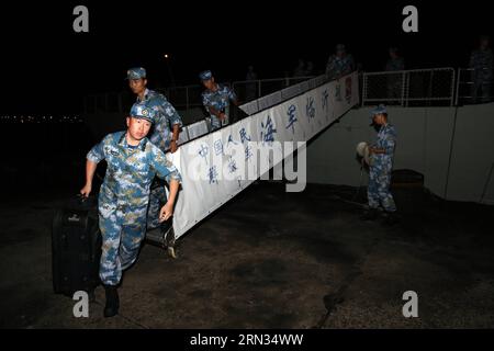 (150407) -- DJIBOUTI, le 7 avril 2015 -- membres de l'équipage des bagagages de transport de frégate de missiles Linyi chinoise des passagers à Djibouti, le 7 avril 2015. Au total, 38 ressortissants chinois et 45 Sri Lankais évacués par la frégate chinoise du Yémen sont arrivés à Djibouti mardi. DJIBOUTI-YÉMEN-NAVIRE DE GUERRE CHINOIS LINYI -ÉVACUATION PanxSiwei PUBLICATIONxNOTxINxCHN Djibouti avril 7 2015 membres de l'équipage de la frégate chinoise Linyi transport des passagers à Djibouti LE 7 2015 avril, un total de 38 ressortissants chinois et 45 Sri évacués par la frégate chinoise de Yem Banque D'Images