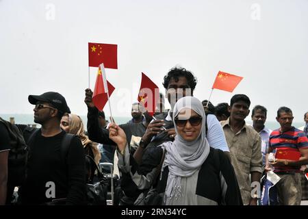 (150407) -- DJIBOUTI, 7 avril 2015 -- des ressortissants sri-lankais se préparent à monter à bord de la frégate chinoise Linyi dans le port occidental du Yémen d al-Hodayda, le 7 avril 2015. Au total, 38 ressortissants chinois et 45 Sri Lankais évacués par la frégate chinoise du Yémen sont arrivés à Djibouti mardi. YÉMEN-NAVIRE DE GUERRE CHINOIS LINYI -ÉVACUATION HanixAli PUBLICATIONxNOTxINxCHN Djibouti avril 7 2015 les ressortissants sri-lankais se préparent à embarquer à bord de la frégate de missile Linyi chinoise au Yémen S Port ouest d'al LE 7 2015 avril, un total de 38 ressortissants chinois et 45 Sri évacués par la frégate chinoise de Yem Banque D'Images