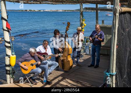 France, Hérault, Sète, Pointe du Barrou sur les rives de l'étang de Thau, le groupe musical au Bois de mon cœur qui réinterprète les chants de Georges Brassens, il est dirigé par le pêcheur sète Jean-Louis Lambert au chant et à la guitare, Georges Cabaret à la guitare solo, Guy blanc dit Guet au sax alto, Denis Benito à la mandoline bluegrass et Tatiana à la contrebasse Banque D'Images