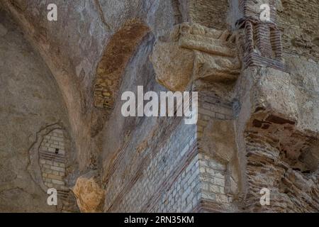 France, Paris, Musée de Cluny - Musée national du Moyen-Age (Musée du Moyen Age dans l'ancien Hôtel de Cluny), détail de l'alternance brique et mur de pierre du frigidarium dans les thermes de Cluny, corbeaux à la base des arches de la voûte Banque D'Images