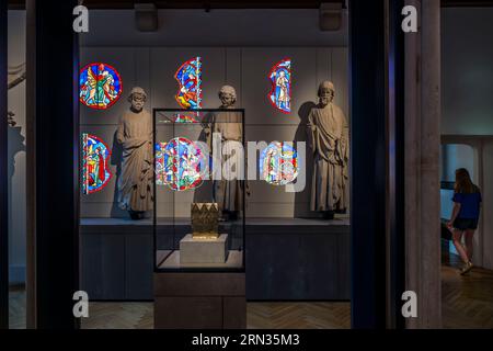 France, Paris, Musée de Cluny - Musée national du Moyen Age (Musée du Moyen Age dans l'ancien Hôtel de Cluny), vitraux et statues de la Sainte-Chapelle à Paris Banque D'Images