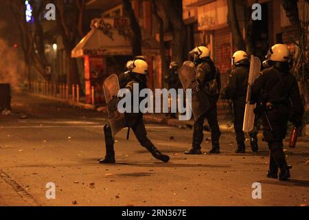 (150407) -- ATHÈNES, 7 avril 2015 -- la police anti-émeute grecque monte la garde lors d'affrontements dans le centre d'Athènes, en Grèce, le 7 avril 2015. Des dizaines d'émeutiers se sont affrontés avec la police anti-émeute dans le centre d'Athènes mardi, brûlant des voitures, lançant des bombes à essence après une marche contre les prisons de haute sécurité.) GRÈCE-ATHÈNES-AFFRONTEMENTS MariosxLolos PUBLICATIONxNOTxINxCHN Athènes avril 7 2015 la police grecque des émeutes tient garde lors d'affrontements dans le centre d'Athènes Grèce LE 7 2015 avril, des dizaines d'émeutes se sont affrontées avec la police des émeutes dans le centre d'Athènes Mardi brûlant des voitures étourdissant des bombes à essence après une marche contre les prisons de haute sécurité Greec Banque D'Images