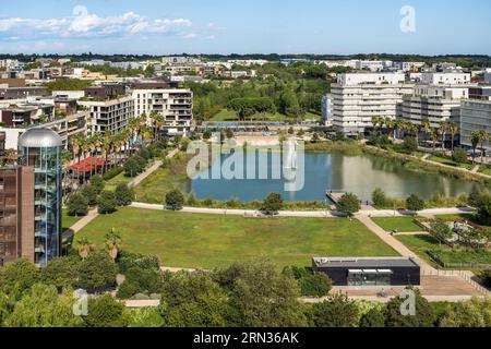 France, Hérault, Montpellier, quartier Port Marianne, immeubles autour du bassin Jacques coeur et du Parc Georges Charpak en arrière-plan Banque D'Images