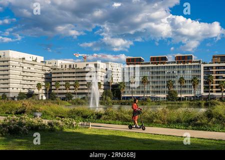 France, Hérault, Montpellier, quartier Port Marianne, immeubles autour du bassin Jacques coeur Banque D'Images