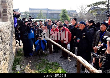 (150408) -- TAI ERZHUANG, 8 avril 2015 -- le vétéran Shao Jingdou, 101 ans, rend un salut militaire devant un mur touché par une balle dans le parc des reliques de la bataille de Tai erzhuang lors d'une cérémonie pour célébrer le 77e anniversaire de la victoire de la bataille à Tai erzhuang, dans la province du Shandong de l'est de la Chine, le 8 avril 2015. La bataille de Tai erzhuang, une bataille de la guerre anti-japonaise (1937-1845) en 1938 entre les armées chinoise et japonaise, a été la première victoire chinoise majeure de la guerre. Il humiliait l'armée japonaise et sa réputation de force invincible. Pendant ce temps, il a grandement augmenté le moral de CH Banque D'Images