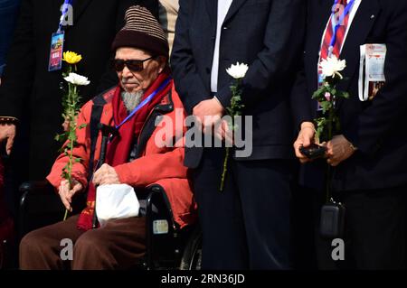 (150408) -- TAI ERZHUANG, 8 avril 2015 -- le vétéran Jiang Siyu, 102 ans, pleure devant une tombe des soldats inconnus dans le parc des reliques de la bataille de Tai erzhuang lors d'une cérémonie pour célébrer le 77e anniversaire de la victoire de la bataille à Tai erzhuang, dans la province du Shandong de l'est de la Chine, le 8 avril 2015. La bataille de Tai erzhuang, une bataille de la guerre anti-japonaise (1937-1845) en 1938 entre les armées chinoise et japonaise, a été la première victoire chinoise majeure de la guerre. Il humiliait l'armée japonaise et sa réputation de force invincible. Pendant ce temps, il a grandement augmenté le moral des chinois p Banque D'Images