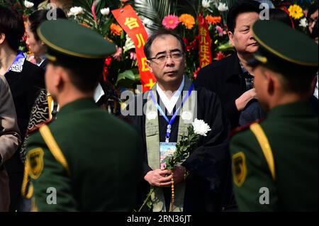 (150408) -- TAI ERZHUANG, 8 avril 2015 -- le moine japonais Ohigashi (C) pleure les martyrs de la bataille de Tai erzhuang lors d'une cérémonie pour célébrer le 77e anniversaire de la victoire de la bataille à Tai erzhuang, dans la province du Shandong de l'est de la Chine, le 8 avril 2015. Ohigashi a fait don de plusieurs éléments de preuve comme preuve de l'invasion japonaise à la Chine pendant la période de la bataille de Tai erzhuang. La bataille de Tai erzhuang, une bataille de la guerre anti-japonaise (1937-1845) en 1938 entre les armées chinoise et japonaise, a été la première victoire chinoise majeure de la guerre. Il a humilié l'armée japonaise et son représentant Banque D'Images