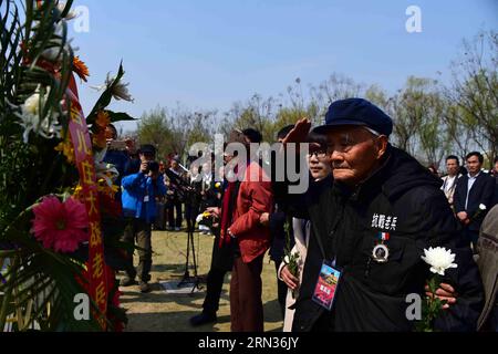 (150408) -- TAI ERZHUANG, 8 avril 2015 -- vétéran Shao Jingdou, 101 ans, fait un salut militaire devant une tombe des soldats inconnus au parc des reliques de la bataille de Tai erzhuang lors d'une cérémonie pour célébrer le 77e anniversaire de la victoire de la bataille à Tai erzhuang, dans la province du Shandong de l'est de la Chine, le 8 avril 2015. La bataille de Tai erzhuang, une bataille de la guerre anti-japonaise (1937-1845) en 1938 entre les armées chinoise et japonaise, a été la première victoire chinoise majeure de la guerre. Il humiliait l'armée japonaise et sa réputation de force invincible. Pendant ce temps, il a grandement stimulé Banque D'Images