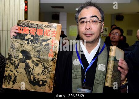 (150408) -- TAI ERZHUANG, 8 avril 2015 -- le moine japonais Ohigashi montre un élément de preuve comme preuve de l'invasion japonaise lors d'une cérémonie pour célébrer le 77e anniversaire de la victoire de la bataille à Tai erzhuang, dans la province du Shandong de l'est de la Chine, le 8 avril 2015. Ohigashi a fait don de plusieurs éléments de preuve comme preuve de l'invasion japonaise à la Chine pendant la période de la bataille de Tai erzhuang. La bataille de Tai erzhuang, une bataille de la guerre anti-japonaise (1937-1845) en 1938 entre les armées chinoise et japonaise, a été la première victoire chinoise majeure de la guerre. Ça a humilié l'armée japonaise et moi Banque D'Images