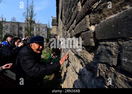 (150408) -- TAI ERZHUANG, 8 avril 2015 -- le vétéran Shao Jingdou, 101 ans, touche les trous de balle sur un mur du parc des reliques de la bataille de Tai erzhuang lors d une cérémonie pour célébrer le 77e anniversaire de la victoire de la bataille à Tai erzhuang, dans la province du Shandong de l est de la Chine, le 8 avril 2015. La bataille de Tai erzhuang, une bataille de la guerre anti-japonaise (1937-1845) en 1938 entre les armées chinoise et japonaise, a été la première victoire chinoise majeure de la guerre. Il humiliait l'armée japonaise et sa réputation de force invincible. Pendant ce temps, il a grandement augmenté le moral des Chinois.) (lf Banque D'Images