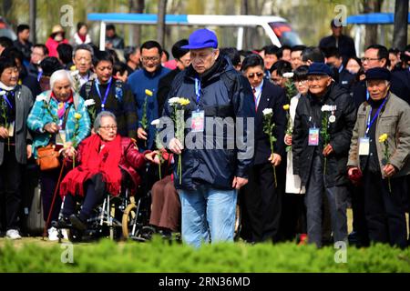 (150408) -- TAI ERZHUANG, 8 avril 2015 -- Zhang Jizu, petit-fils de feu général Zhang Zizhong, pleurez devant une tombe des soldats inconnus dans le parc des reliques de la bataille de Tai erzhuang au cours d'une cérémonie pour célébrer le 77e anniversaire de la victoire de la bataille à Tai erzhuang, dans la province du Shandong de l'est de la Chine, le 8 avril 2015. La bataille de Tai erzhuang, une bataille de la guerre anti-japonaise (1937-1845) en 1938 entre les armées chinoise et japonaise, a été la première victoire chinoise majeure de la guerre. Il humiliait l'armée japonaise et sa réputation de force invincible. Pendant ce temps, il grandement Banque D'Images