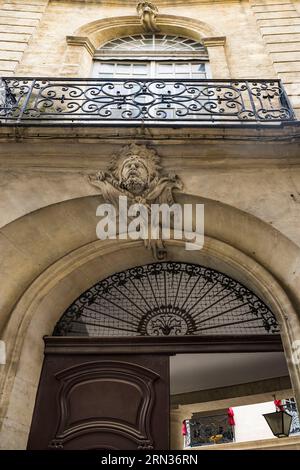 France, Hérault, Montpellier, centre historique dit l'Ecusson, mascaron représentant Hercule sur la façade de l'Hôtel Baschy du Cayla, hôtel particulier du 18e siècle Banque D'Images